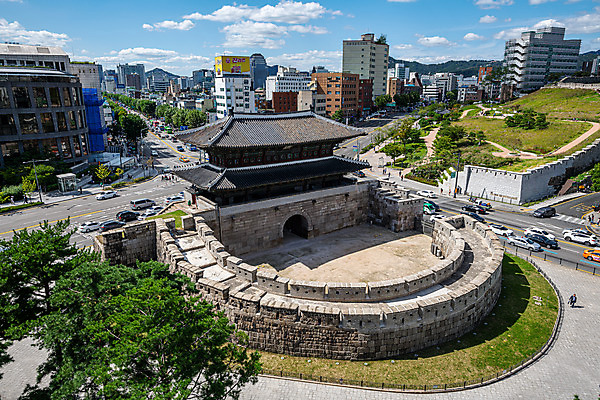 포토 JPG 주간 서울 한국 풍경 사람없음 야외 도시풍경 도시 국내여행 랜드마크 보물1호 흥인지문 전경 국내포토 자연요소 아시아 여행 파일형식 탑뷰