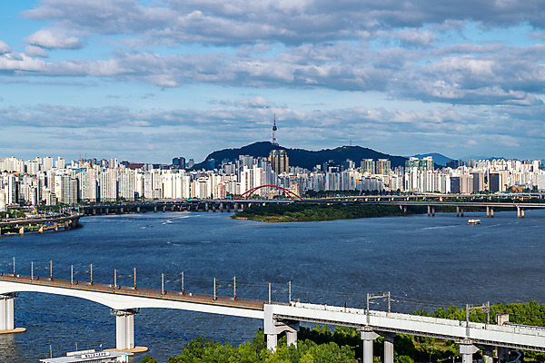 포토 JPG 주간 구름 하늘 서울 한국 풍경 사람없음 야외 도시풍경 도시 한강 남산 국내여행 당산철교 한강다리 가교 양화대교 전경 국내포토 자연요소 건축물 아시아 여행 다리_건축물 랜드마크 파일형식 탑뷰