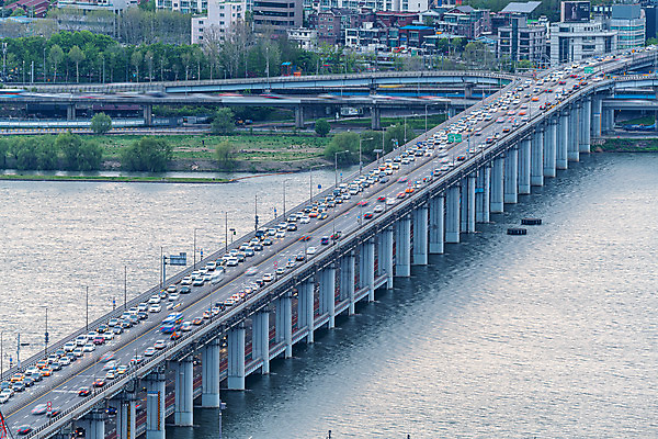 포토 JPG 주간 자동차 서울 한국 풍경 사람없음 야외 도시풍경 도시 한강 국내여행 반포대교 퇴근길 한강다리 가교 전경 국내포토 자연요소 건축물 아시아 육상교통 여행 다리_건축물 퇴근 랜드마크 파일형식 탑뷰