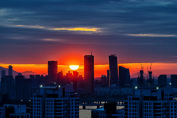 포토 JPG 구름 하늘 서울 한국 풍경 빌딩 사람없음 야외 건물 도시풍경 태양 일몰 도시 스카이라인 63빌딩 국내여행 여의도 전경 국내포토 자연요소 건축물 아시아 여행 노을 랜드마크 파일형식 탑뷰