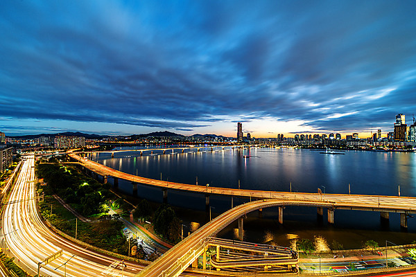 포토 JPG 구름 도로 야경 하늘 서울 한국 사람없음 야외 도시풍경 도시 한강 국내여행 궤적 전경 강변북로 국내포토 자연요소 아시아 길 여행 교통시설 풍경 야간 랜드마크 파일형식 탑뷰 고속화도로 풍경_경치