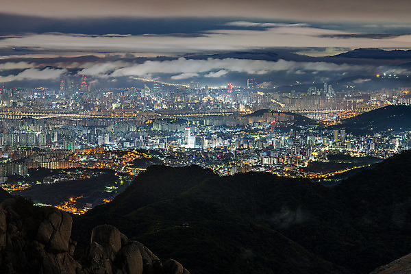 포토 JPG 야경 서울 한국 사람없음 야외 빛 도시풍경 새벽 도시 운해 국내여행 북한산 전경 국내포토 자연요소 아시아 여행 산 풍경 야간 파일형식 탑뷰 고양 구름_자연 풍경_경치