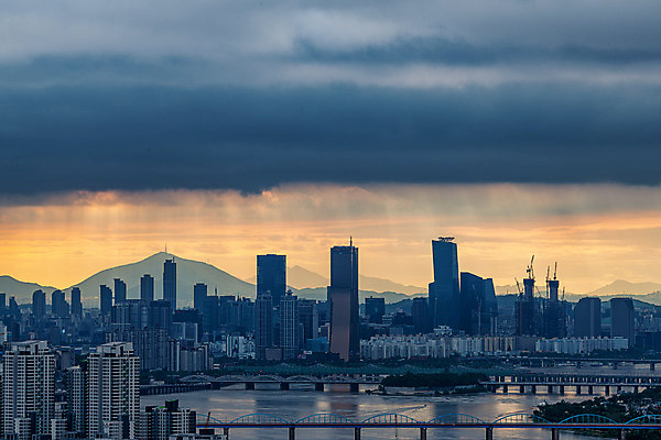 포토 JPG 구름 하늘 서울 한국 풍경 빌딩 사람없음 야외 건물 도시풍경 일몰 도시 한강 국내여행 여의도 한강다리 가교 전경 국내포토 자연요소 건축물 아시아 여행 노을 다리_건축물 랜드마크 파일형식 탑뷰