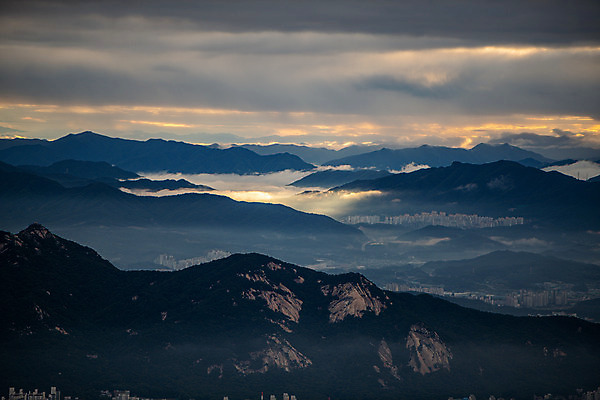 포토 JPG 주간 구름 하늘 서울 한국 풍경 사람없음 야외 빛 도시풍경 새벽 도시 운해 국내여행 북한산 전경 국내포토 자연요소 아시아 여행 산 파일형식 탑뷰 고양 구름_자연