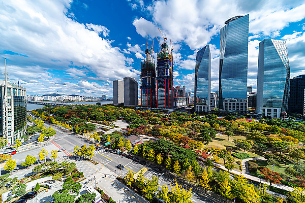 포토 JPG 주간 구름 단풍 하늘 서울 한국 풍경 빌딩 사람없음 야외 도시풍경 가을 도시 스카이라인 국내여행 여의도 여의도공원 전경 국내포토 자연요소 계절 공원 아시아 여행 잎 건물 파일형식 탑뷰