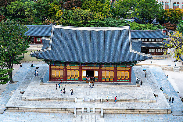 포토 JPG 주간 한국문화 한국전통 풍경 여러명 야외 도시풍경 여행객 궁전 도시 국내여행 덕수궁 전경 국내포토 자연요소 동양문화 전통 여행 다수 고건축 한국 사람 파일형식 탑뷰