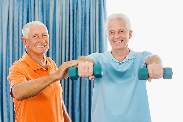 포토 JPG 해외이미지 백인 라이프스타일 노년 남자 행복 스포츠 건강 병원 서기 미소 두명 운동복 운동 건강관리 아령 환자 60대 70대 의료성형뷰티 해외202004 해외포토 서양인 옷 감정 의학 모션 표정 관리 사람 성인 생활 파일형식