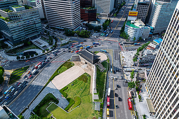 포토 JPG 주간 도로 버스 서울 한국 풍경 사람없음 야외 건물 도시풍경 도시 숭례문 국내여행 전경 국내포토 자연요소 건축물 아시아 길 육상교통 여행 교통시설 대중교통 랜드마크 파일형식 탑뷰