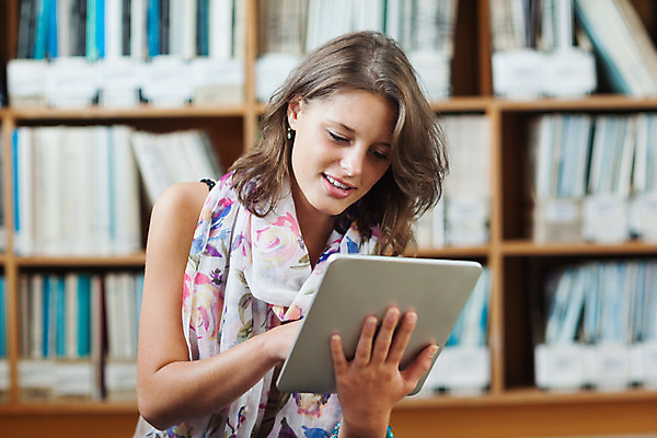 포토 JPG 해외이미지 백인 학생 여자 교육 학교 짧은머리 책장 갈색머리 실내 한명 서기 책 학습 스터디 태블릿 독서 터치 정보 잡기 도서관 스마트 교과서 대학교 터치스크린 내려보기 해외202004 해외포토 서양인 1 헤어스타일 가구 컨셉 모션 교재 사람 내부 전자제품 스마트기기 파일형식