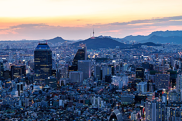 포토 JPG 주간 구름 하늘 서울 한국 풍경 빌딩 사람없음 야외 건물 도시풍경 도시 빌딩숲 남산타워 국내여행 전경 국내포토 자연요소 건축물 아시아 여행 남산 파일형식 탑뷰