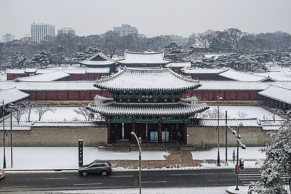 포토 JPG 주간 한국문화 겨울 한옥 서울 풍경 사람없음 야외 도시풍경 궁전 눈 도시 국내여행 창경궁 전경 국내포토 자연요소 동양문화 한국전통 계절 여행 고건축 날씨 한국 파일형식 탑뷰