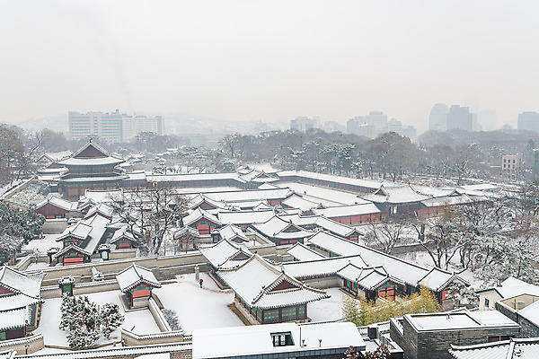 포토 JPG 주간 한국문화 겨울 하늘 한옥 서울 풍경 사람없음 야외 도시풍경 눈 도시 창덕궁 국내여행 전경 국내포토 자연요소 동양문화 한국전통 계절 여행 고건축 날씨 한국 궁전 파일형식 탑뷰