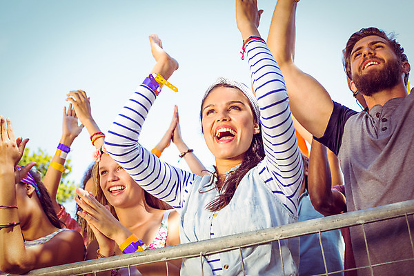 포토 JPG 해외이미지 백인 여자 남자 행복 응원 사람 이벤트 여러명 20대 야외 햇빛 파티 맑음 우정 활발 에너지 축하 군중 박수 흥분 해외202004 해외포토 서양인 감정 다수 컨셉 날씨 손짓 청년 친구 태양 파일형식
