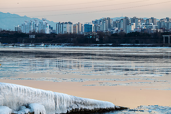 포토 JPG 주간 겨울 서울 한국 풍경 사람없음 야외 도시풍경 얼음 추위 도시 한강 국내여행 성산대교 한강시민공원 가교 전경 국내포토 자연요소 건축물 계절 공원 아시아 여행 다리_건축물 랜드마크 파일형식 탑뷰