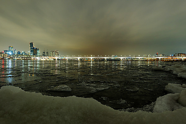 포토 JPG 겨울 야경 서울 한국 사람없음 야외 도시풍경 얼음 추위 도시 한강 국내여행 마포대교 가교 전경 국내포토 자연요소 건축물 계절 아시아 여행 풍경 다리_건축물 야간 랜드마크 파일형식 탑뷰 풍경_경치