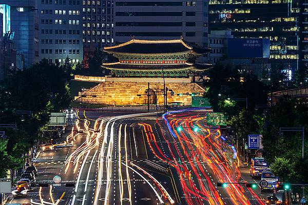 포토 JPG 도로 야경 서울 한국 사람없음 야외 도시풍경 도시 숭례문 국내여행 궤적 전경 국내포토 아시아 길 여행 교통시설 풍경 야간 랜드마크 파일형식 탑뷰 풍경_경치