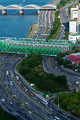 포토 JPG 주간 서울 한국 풍경 사람없음 야외 도시풍경 도시 국내여행 여의도 올림픽대로 퇴근길 한강다리 한강대교 한강철교 가교 전경 국내포토 자연요소 건축물 아시아 여행 다리_건축물 한강 퇴근 파일형식 탑뷰