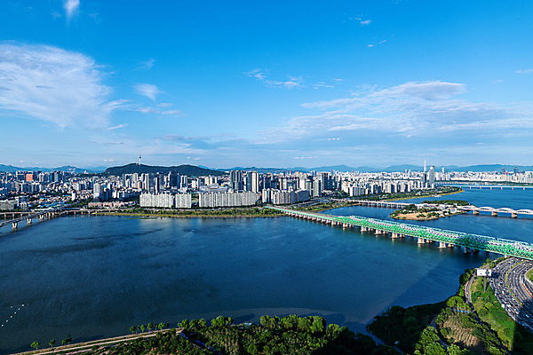 포토 JPG 주간 구름 하늘 서울 한국 풍경 사람없음 야외 도시풍경 도시 한강 국내여행 올림픽대로 퇴근길 한강다리 한강대교 한강철교 가교 전경 국내포토 자연요소 건축물 아시아 여행 다리_건축물 퇴근 랜드마크 파일형식 탑뷰