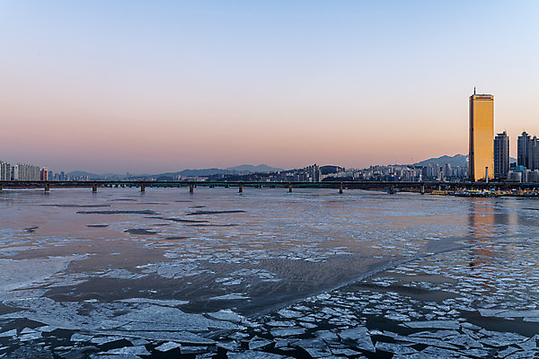 포토 JPG 겨울 하늘 서울 한국 풍경 사람없음 야외 도시풍경 얼음 일몰 추위 도시 한강 63빌딩 국내여행 마포대교 여의도 전경 국내포토 자연요소 계절 아시아 여행 빌딩 노을 다리_건축물 랜드마크 파일형식 탑뷰