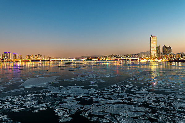 포토 JPG 겨울 야경 서울 한국 사람없음 야외 도시풍경 얼음 추위 도시 한강 63빌딩 국내여행 마포대교 여의도 전경 국내포토 자연요소 계절 아시아 여행 풍경 빌딩 다리_건축물 야간 랜드마크 파일형식 탑뷰 풍경_경치