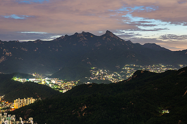 포토 JPG 구름 하늘 산 서울 한국 풍경 사람없음 야외 도시풍경 새벽 도시 국내여행 봉수대 북한산 안산 용산 전경 국내포토 자연요소 아시아 여행 경기도 파일형식 탑뷰 고양