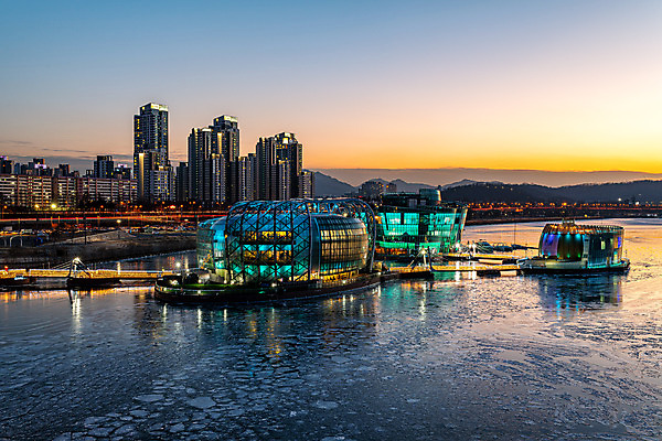 포토 JPG 겨울 야경 서울 한국 빌딩 사람없음 야외 건물 도시풍경 얼음 추위 도시 한강 국내여행 반포대교 가교 세빛섬 전경 국내포토 자연요소 건축물 계절 아시아 섬 여행 풍경 다리_건축물 야간 랜드마크 파일형식 탑뷰 풍경_경치