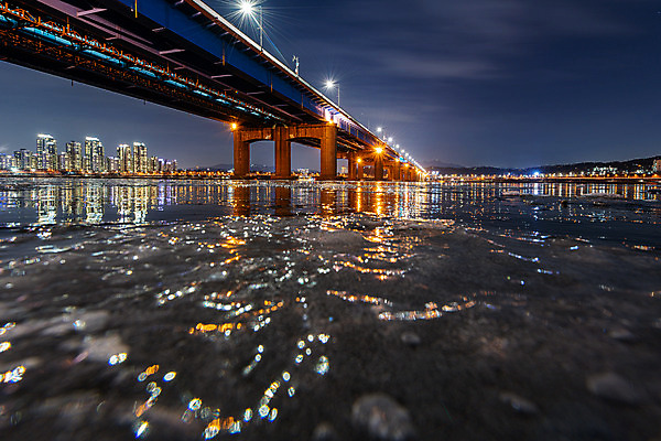 포토 JPG 겨울 야경 서울 한국 근접촬영 빌딩 사람없음 야외 건물 도시풍경 얼음 추위 도시 한강 국내여행 동작대교 가교 세빛섬 전경 국내포토 자연요소 건축물 계절 아시아 뷰포인트 섬 여행 풍경 다리_건축물 야간 랜드마크 파일형식 탑뷰 풍경_경치