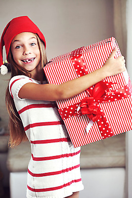 포토 JPG 해외이미지 모자 1 라이프스타일 응시 행복 감정 어린이 포즈 크리스마스 겨울 포장 휴가 주택 선물 한명 미소 사람 장식 빨간색 상자 산타클로스 놀람 기쁨 방 축하 표현 잡기 저녁 작음 큼 활 긍정 정물화 클라우스 해외202004 해외포토 시선 잡화 계절 기념일 컬러 컨셉 모션 표정 건물 생활 야간 크기 그림 파일형식