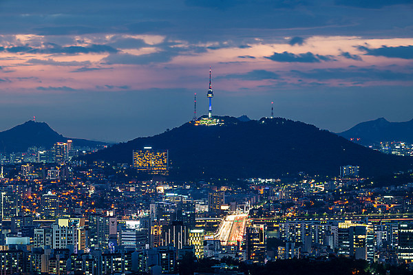 포토 JPG 구름 야경 하늘 서울 한국 사람없음 야외 건물 도시풍경 일몰 도시 남산 남산타워 강남 국내여행 전경 국내포토 자연요소 건축물 아시아 여행 풍경 노을 야간 랜드마크 파일형식 탑뷰 풍경_경치