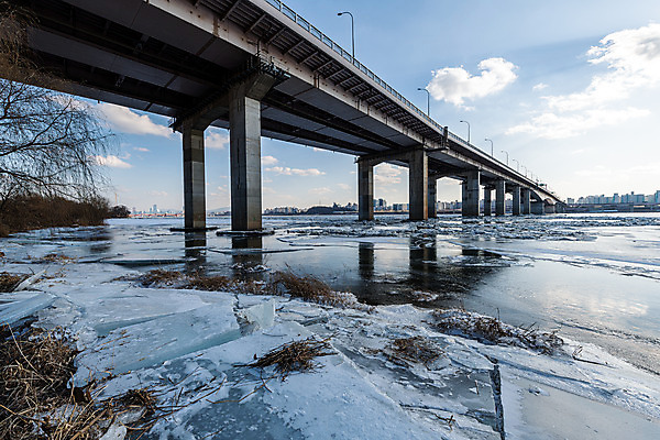 포토 JPG 주간 구름 겨울 하늘 서울 한국 풍경 사람없음 야외 도시풍경 얼음 추위 한강 국내여행 한강다리 가양대교 전경 국내포토 자연요소 계절 아시아 여행 다리_건축물 도시 랜드마크 파일형식 탑뷰