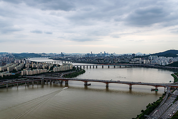 포토 JPG 주간 구름 하늘 서울 한국 풍경 사람없음 야외 도시풍경 도시 한강 흐림 국내여행 성수대교 한강다리 흙탕물 전경 국내포토 자연요소 아시아 여행 날씨 물 다리_건축물 랜드마크 파일형식 탑뷰