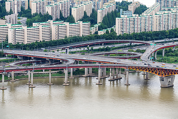 포토 JPG 주간 도로 자동차 아파트 서울 한국 풍경 사람없음 야외 도시풍경 한강 국내여행 성수대교 한강다리 흙탕물 전경 국내포토 자연요소 아시아 길 육상교통 여행 교통시설 주택 물 다리_건축물 도시 랜드마크 파일형식 탑뷰