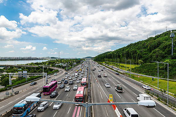 포토 JPG 주간 구름 도로 자동차 하늘 버스 서울 한국 풍경 사람없음 야외 도시풍경 국내여행 정체 퇴근길 가양대교 전경 강변북로 국내포토 자연요소 아시아 길 육상교통 여행 교통시설 대중교통 다리_건축물 도시 퇴근 파일형식 탑뷰 고속화도로