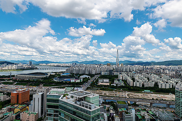 포토 JPG 주간 구름 하늘 서울 한국 풍경 사람없음 야외 도시풍경 맑음 도시 한강 강남 국내여행 올림픽주경기장 탄천 잠실 전경 국내포토 자연요소 아시아 여행 날씨 강 경기장 랜드마크 파일형식 탑뷰