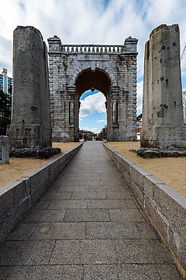 포토 JPG 주간 건축물 고건축 서울 한국 풍경 사람없음 야외 도시풍경 국내여행 독립문 전경 국내포토 자연요소 건축 아시아 여행 도시 파일형식 탑뷰