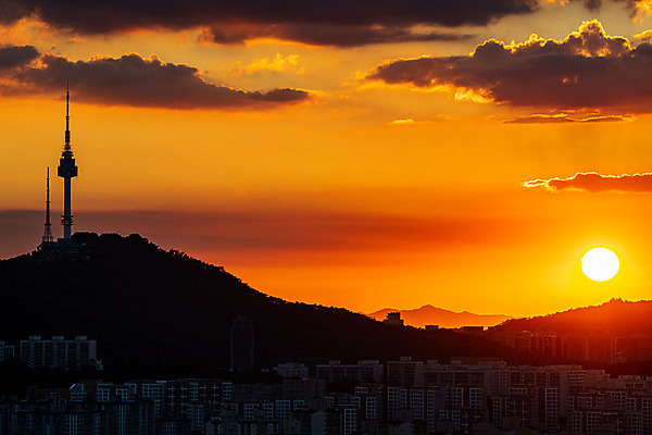 포토 JPG 구름 하늘 서울 한국 풍경 빌딩 사람없음 야외 도시풍경 태양 일몰 남산타워 국내여행 전경 국내포토 자연요소 아시아 여행 건물 노을 도시 남산 파일형식 탑뷰