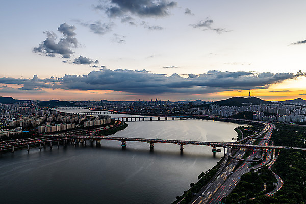 포토 JPG 주간 구름 도로 자동차 하늘 서울 한국 풍경 사람없음 야외 도시풍경 국내여행 성수대교 올림픽대로 퇴근길 한강다리 전경 강변북로 국내포토 자연요소 아시아 길 육상교통 여행 교통시설 다리_건축물 도시 한강 퇴근 파일형식 탑뷰 고속화도로