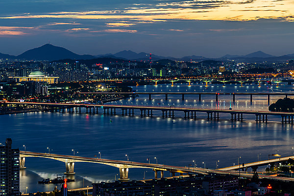 포토 JPG 구름 야경 하늘 서울 한국 사람없음 야외 빛 도시풍경 일몰 도시 한강 국회의사당 국내여행 마포대교 서강대교 여의도 원효대교 한강다리 전경 국내포토 자연요소 아시아 여행 풍경 노을 다리_건축물 야간 랜드마크 파일형식 탑뷰 풍경_경치