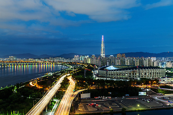 포토 JPG 구름 도로 야경 하늘 서울 한국 빌딩 사람없음 야외 도시풍경 도시 한강 국내여행 궤적 올림픽주경기장 탄천 잠실 전경 국내포토 자연요소 아시아 길 여행 교통시설 풍경 건물 강 경기장 야간 랜드마크 파일형식 탑뷰 풍경_경치