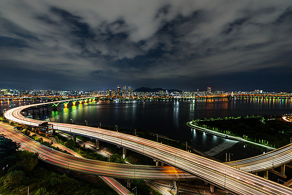 포토 JPG 구름 도로 야경 하늘 서울 한국 사람없음 야외 도시풍경 발전 한강 국내여행 궤적 올림픽대로 청담대교 전경 국내포토 자연요소 아시아 길 여행 컨셉 교통시설 풍경 다리_건축물 도시 야간 랜드마크 파일형식 탑뷰 풍경_경치