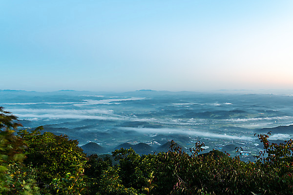 포토 JPG 하늘 아침 한국 풍경 사람없음 야외 도시풍경 일출 새벽 경기도 운해 국내여행 파주 전경 감악산 국내포토 주간 자연요소 아시아 여행 산 노을 도시 파일형식 탑뷰 구름_자연