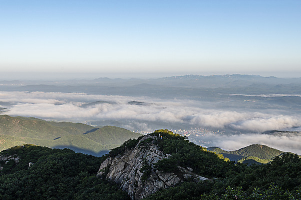 포토 JPG 구름 하늘 아침 산 한국 풍경 사람없음 야외 도시풍경 일출 새벽 경기도 운해 국내여행 파주 전경 감악산 국내포토 주간 자연요소 아시아 여행 노을 도시 파일형식 탑뷰 구름_자연