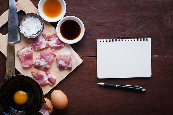 포토 JPG 해외이미지 음식 백그라운드 재료 돼지고기 요리 사람없음 목재 주방 식당 계란 요리사 공책 식사 저녁식사 신선 맛 연습 메뉴 준비 날것 레시피 바비큐립 처음 핸드메이드 맛있는 해외202004 해외포토 나무 직업 컨셉 문구용품 육류 상점 알 바비큐 파일형식