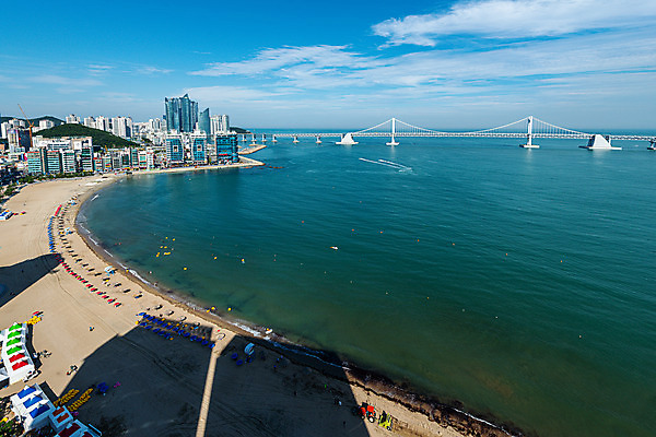 포토 JPG 주간 구름 바다 하늘 한국 풍경 사람없음 야외 도시풍경 부산 광안대교 광안리해수욕장 국내여행 전경 국내포토 자연요소 아시아 여행 다리_건축물 도시 해수욕장 파일형식 탑뷰