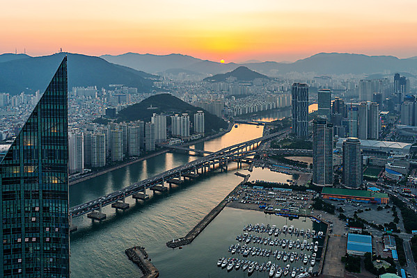 포토 JPG 하늘 산 한국 풍경 빌딩 사람없음 야외 건물 도시풍경 일몰 부산 국내여행 해운대 전경 국내포토 건축물 아시아 여행 노을 도시 파일형식 탑뷰