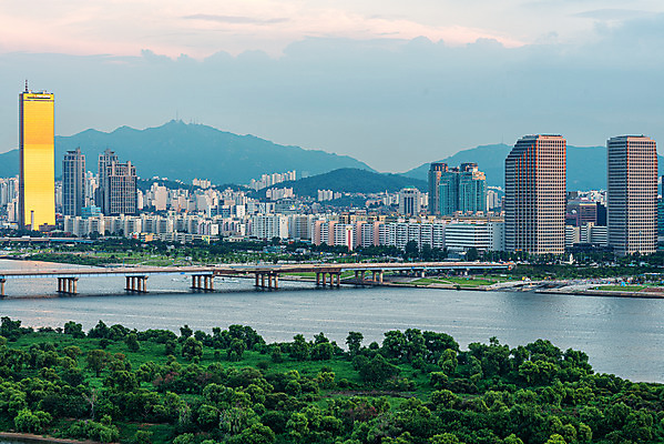포토 JPG 주간 구름 하늘 서울 한국 풍경 빌딩 사람없음 야외 건물 도시풍경 도시 한강 63빌딩 국내여행 랜드마크 밤섬 여의도 전경 국내포토 자연요소 건축물 아시아 섬 여행 파일형식 탑뷰