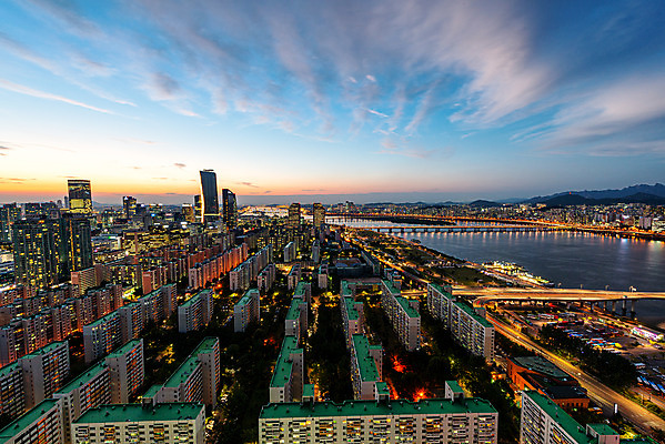포토 JPG 구름 야경 하늘 아파트 서울 한국 사람없음 야외 건물 도시풍경 도시 발전 한강 국내여행 궤적 여의도 전경 국내포토 자연요소 건축물 아시아 여행 컨셉 주택 풍경 야간 랜드마크 파일형식 탑뷰 풍경_경치
