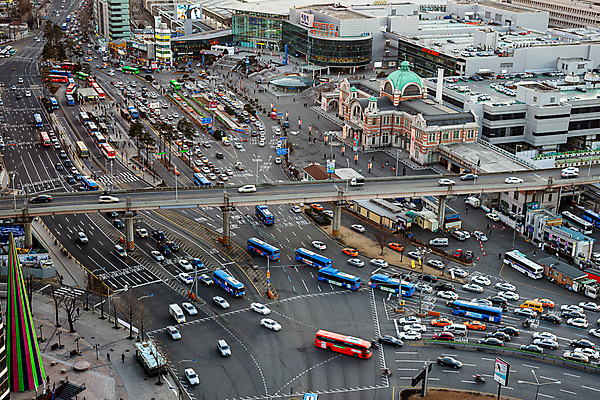 포토 JPG 주간 자동차 버스 한국 풍경 사람없음 야외 도시풍경 설날 추석 고가도로 국내여행 서울역 전경 국내포토 자연요소 명절 아시아 육상교통 여행 대중교통 서울 도시 고속도로 전철역 파일형식 탑뷰