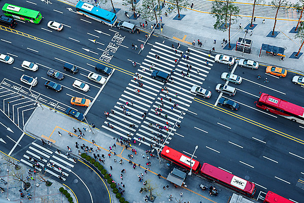 포토 JPG 주간 도로 자동차 버스 서울 한국 사람 풍경 사람없음 야외 하이앵글 도시풍경 횡단보도 국내여행 전경 국내포토 자연요소 아시아 길 육상교통 뷰포인트 여행 교통시설 대중교통 도시 보행로 파일형식 탑뷰