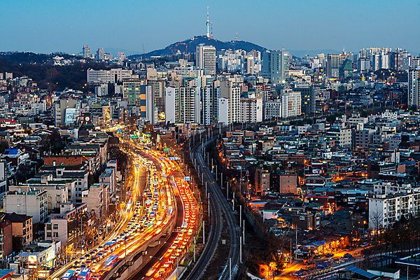 포토 JPG 도로 야경 자동차 서울 한국 빌딩 사람없음 야외 건물 도시풍경 도시 남산타워 국내여행 정체 전경 국내포토 건축물 아시아 길 육상교통 여행 교통시설 풍경 야간 남산 파일형식 탑뷰 풍경_경치
